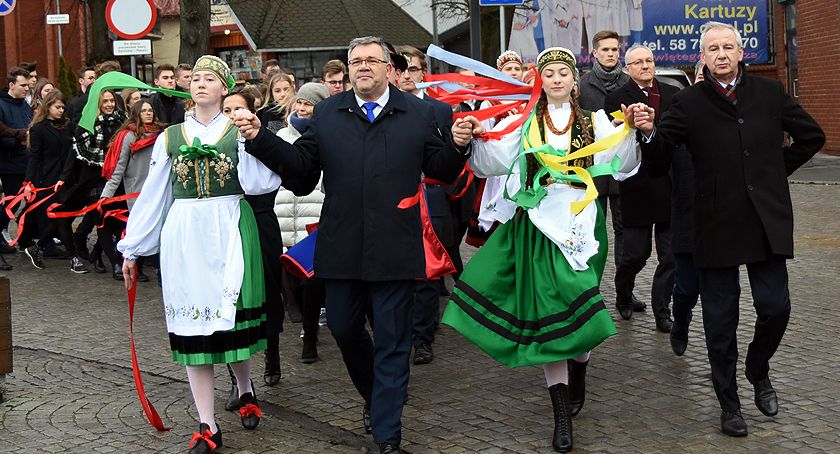 Kilkuset maturzystów tańczyło poloneza na Rynku w Kartuzach