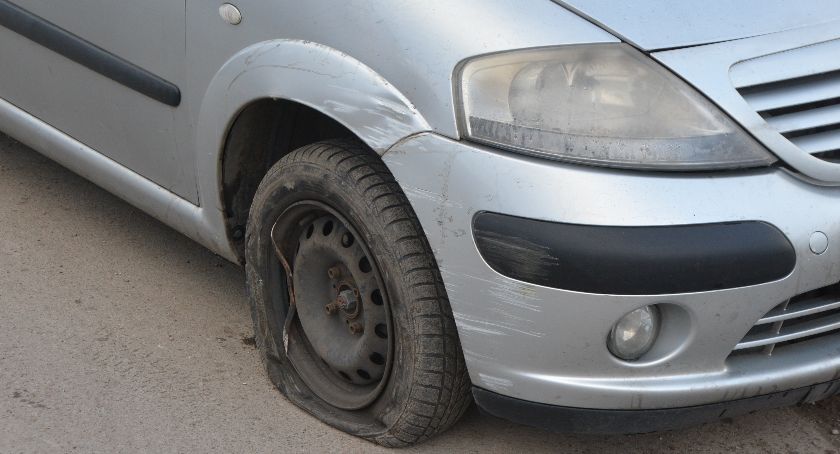 Somonino. Citroen i skoda zaklinowały się pod wiaduktem