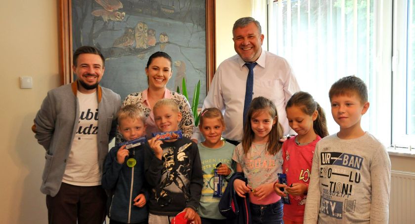 Ruszyła rekrutacja wolontariuszy do Akademii Przyszłości w Kartuzach. Zostań lokalnym herosem i pomóż dzieciom 
