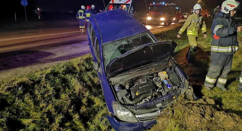 Miszewo. Opel wypadł z drogi - jedna osoba w szpitalu