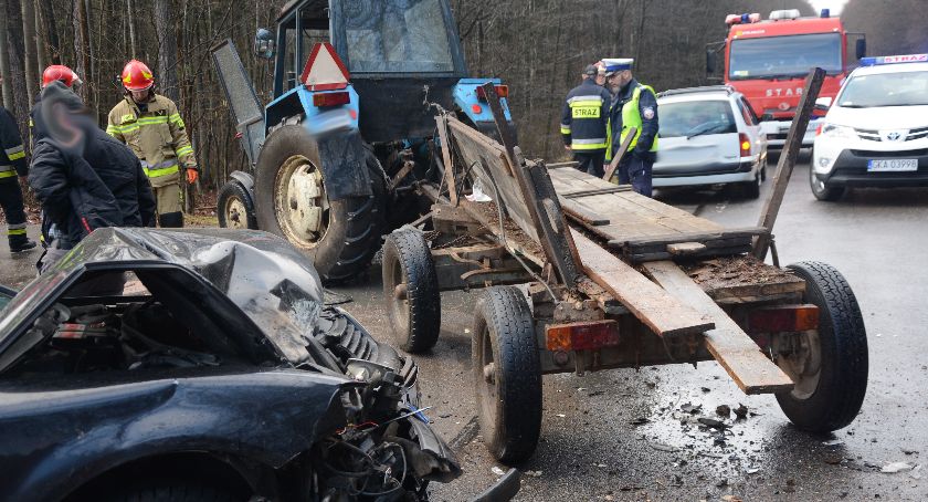 Dzierżążno. VW Passat zderzył się z ciągnikiem rolniczym