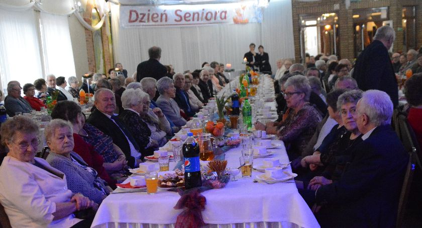 300 seniorów spotkało się w Sierakowicach na dorocznym balu