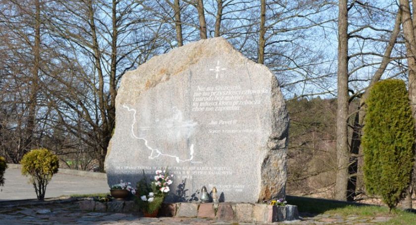 Obelisk upamiętniający wizytę Karola Wojtyły na spływie kajakowym