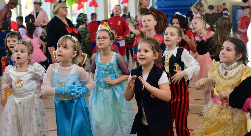 Kolorowy bal karnawałowy w kartuskiej Jedynce