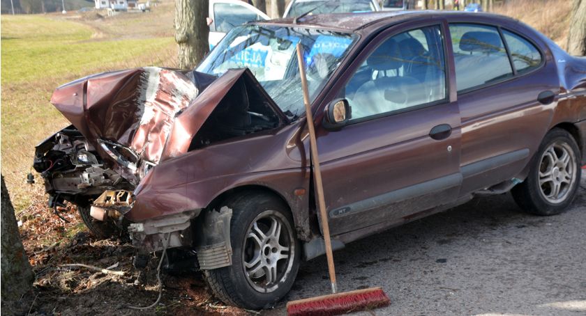 Prokowo. Po nieudanym wyprzedzaniu renault i golf uderzyły w drzewa