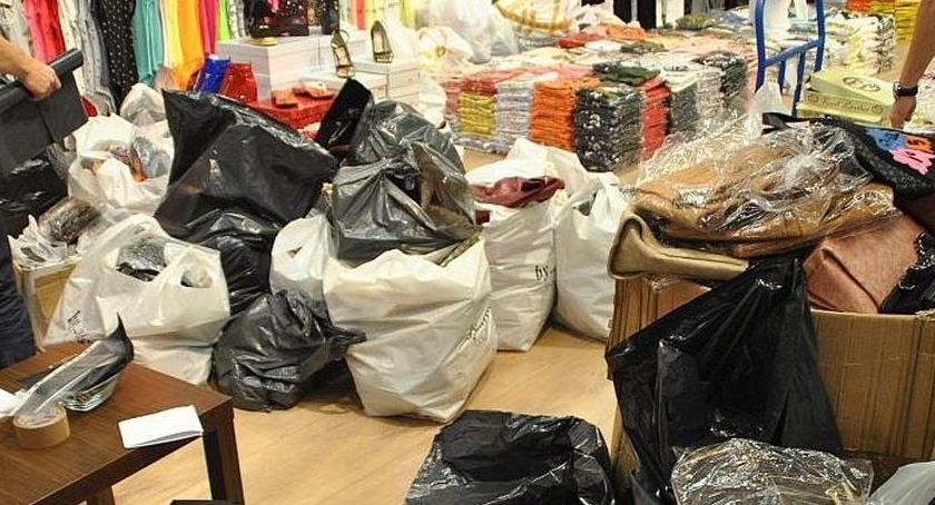 Nalot na targowisko w Sierakowicach - skonfiskowano ponad tysiąc sztuk odzieży i perfum