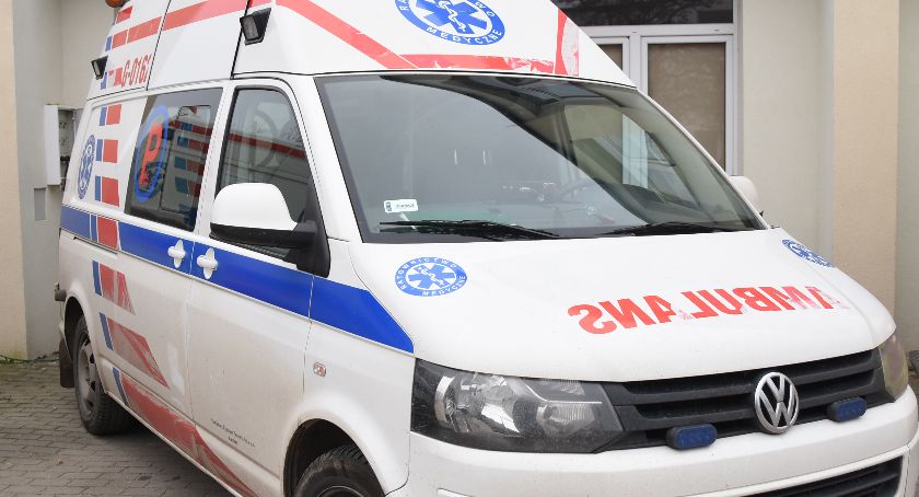 Hopy. Volkswagen uderzył w drzewo - jedna osoba w szpitalu