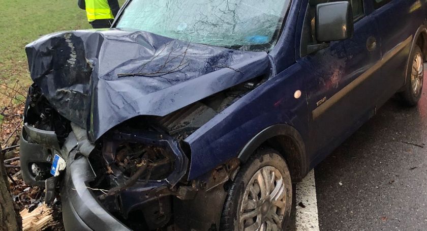 Opel uderzył w drzewo w Smętowie Chmieleńskim - jedna osoba w stanie ciężkim