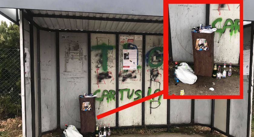 Śmieci i butelki po alkoholu na przystanku przy szkole - dyrektor ZSP w Somoninie apeluje do mieszkańców