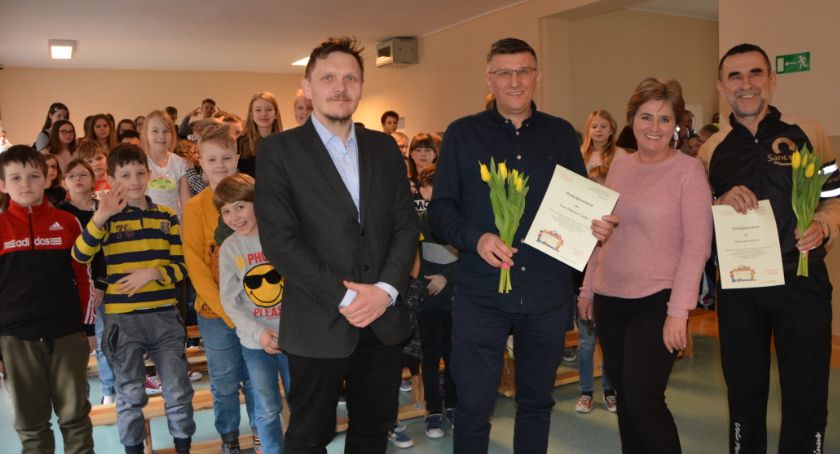 Jan Kostuch i Zbigniew Czajka opowiedzieli uczniom z Czeczewa o rowerowej podróży po USA