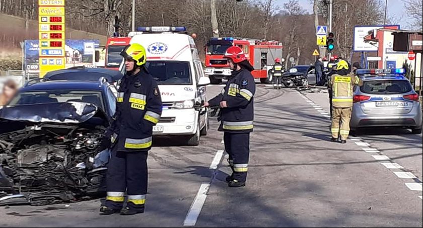 Czołówka dwóch osobówek w Smętowie Chmieleńskim. Cztery osoby ranne w akcji śmigłowiec LPR