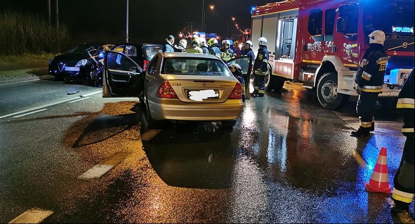 Wypadek w Leźnie - zderzyły się trzy auta. Dwie osoby w szpitalu
