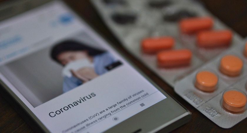 Cudowne sposoby na ochronę przed koronawirusem? Policjanci ostrzegają przed oszustami