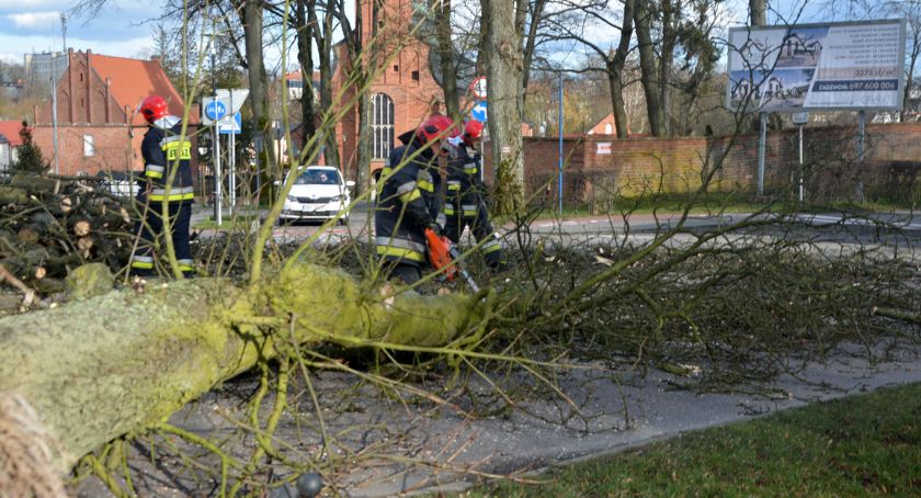 Strażacy walczą ze skutkami wichury