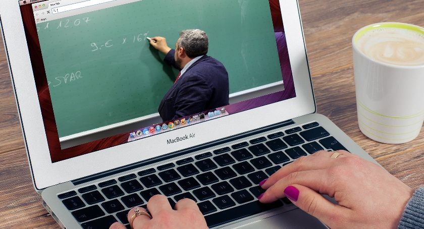 Edukacja w czasach zarazy - jak szkoły radzą sobie w dobie koronawirusa