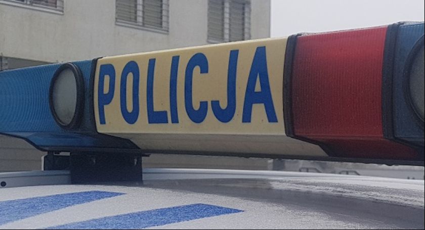 Łapalice. 21-latek najechał na wysepkę rozdzielającą pasy ruchu