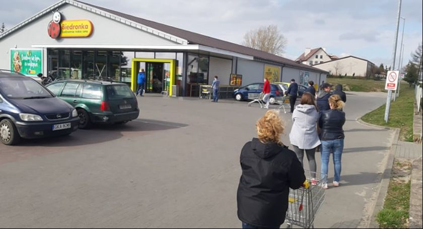 Długie kolejki przed sklepami - jak bezpiecznie zrobić zakupy?