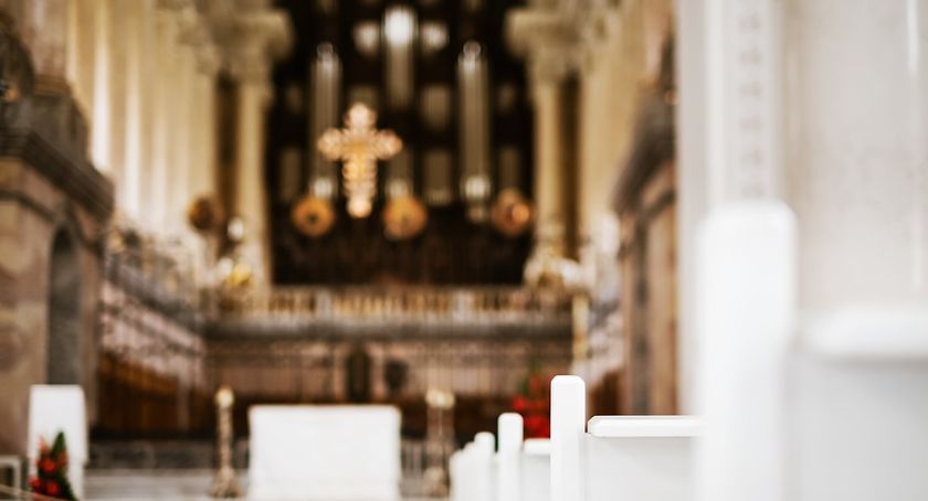 Kościoły zapełniają się wiernymi. Księża nie reagują. Parafianie interweniują