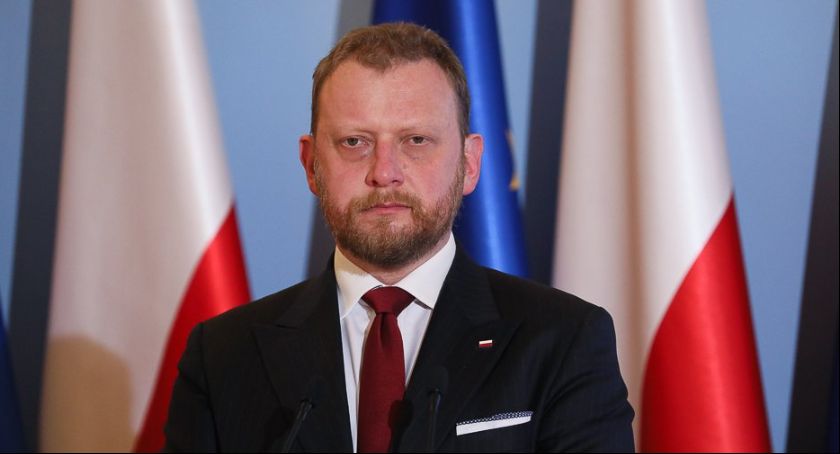 Więcej osób w sklepach i w kościołach, możliwość pójścia do lasu - rząd zdejmuje część obostrzeń