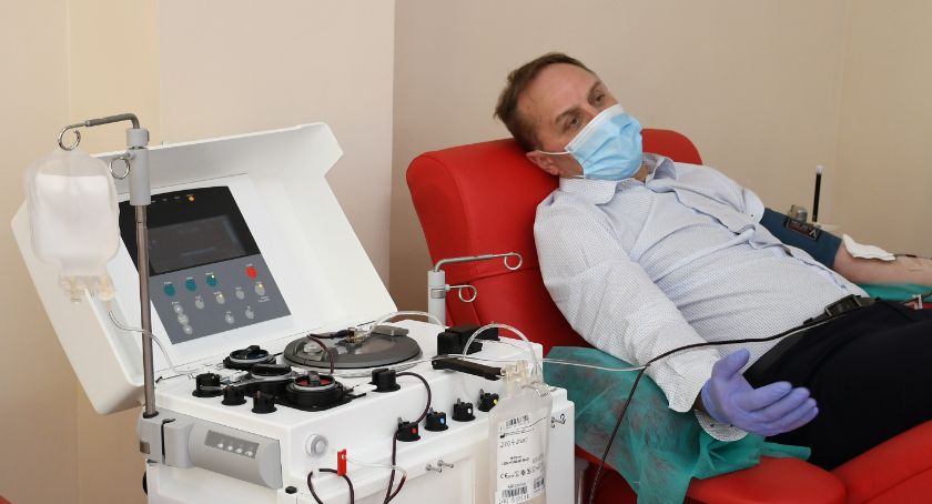 Marszałek Mieczysław Struk oddał osocze jako pierwszy ozdrowieniec z Pomorza