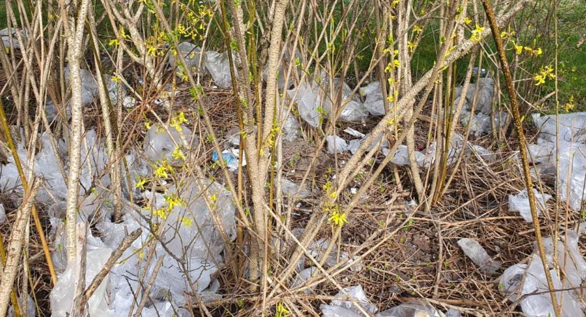 Sierakowice. Wokół Ołtarza Papieskiego zalegają sterty rękawiczek i woreczków foliowych
