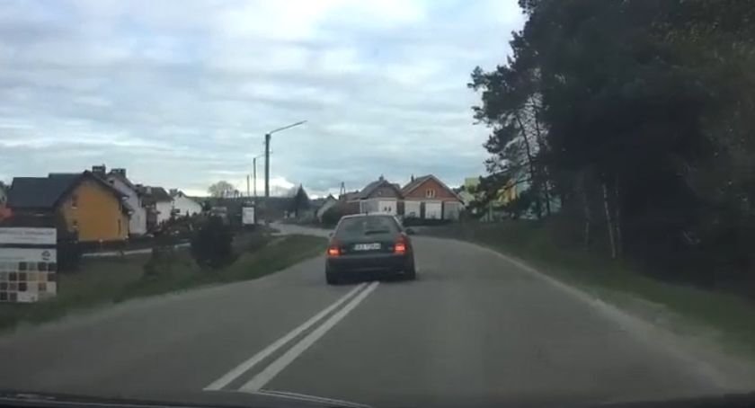 Jechał środkiem jezdni - niebezpieczna jazda kierującego audi