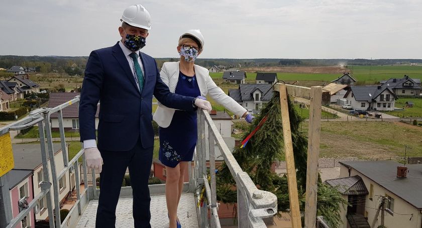 Na budowanej szkole w Tuchomiu zawisła symboliczna wiecha