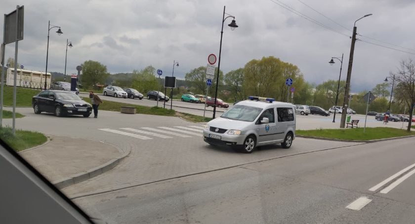 Lekceważenie wyroku sądu czy dbanie o bezpieczeństwo mieszkańców? Spór o przejazd drogą przy kwiaciarni na Placu Brunona zaostrza się