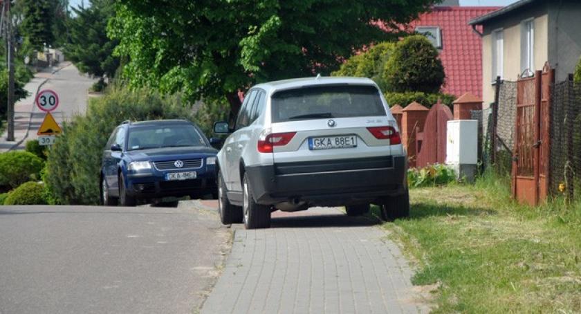 Mistrzowie parkowania. Stawiają auta gdzie popadnie