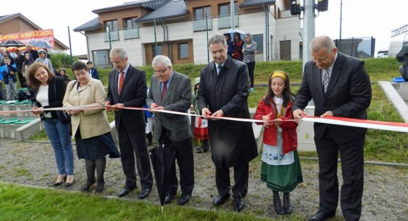Banino. Przecinanie wstęgi w strugach deszczu
