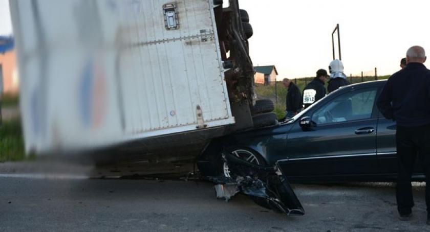 Małkowo. Mercedes wjechał pod ciężarówkę
