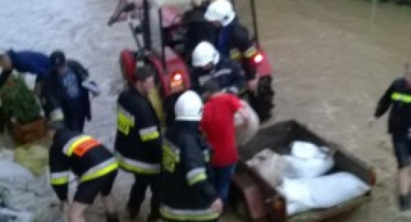 Powiat. Zalane posesje, budynki i zniszczone drogi