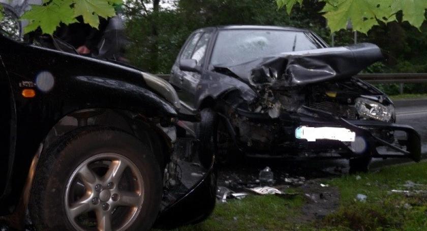 Borowo. Zderzenie na 211 - dwie osoby ranne