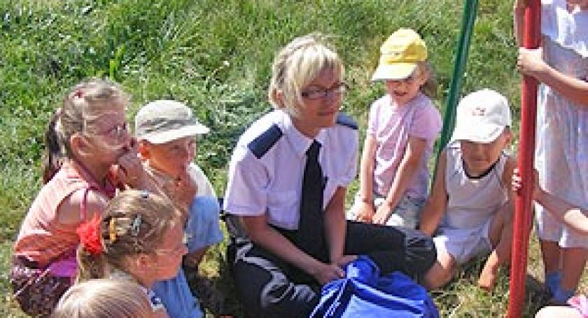 Kartuscy policjanci dali wiele radości maluchom