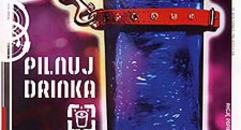 Pilnuj swojego drinka przed środkami obezwładniającymi. Najczęściej ofiarami są kobiety
