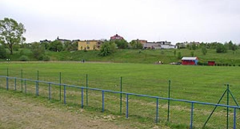 Susza pokrzyżowała sportowe plany. Murawa na żukowskim stadionie czeka na... deszcz