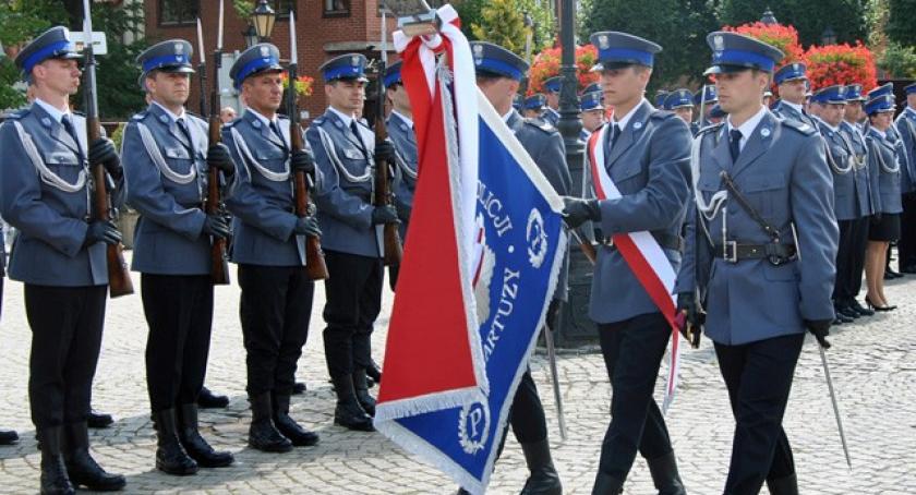 Policjanci garnizonu pomorskiego świętowali w Kartuzach. Kartuska komenda ze sztandarem