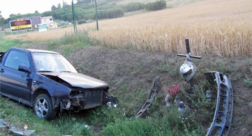 Lniska. Rowerzysta wtargnął na jezdnię, samochód wylądował w rowie