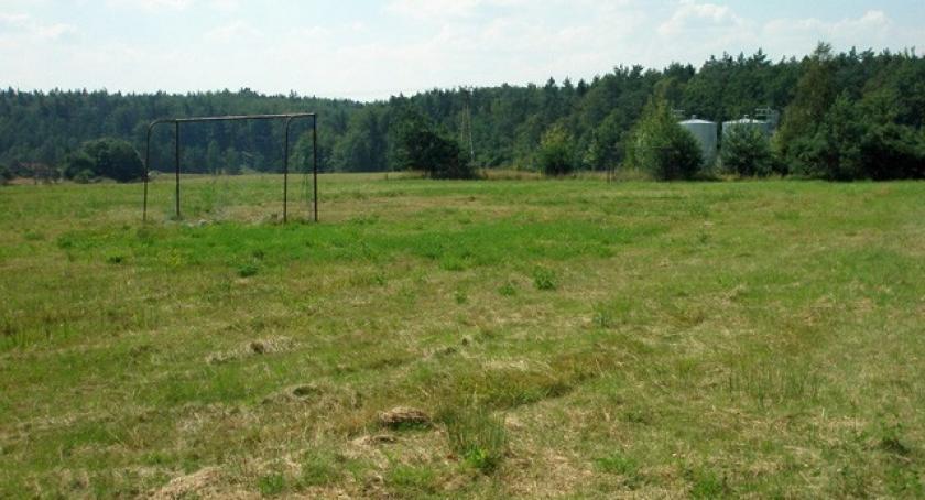 Hopowo. Urządzają niebezpieczne boisko, którego oficjalnie nie ma. Łamią prawo, aby uniknąć krytyki przed wyborami?