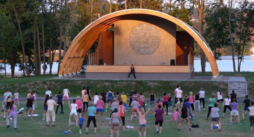 Zumba opanowała gminny stadion w Chmielnie 