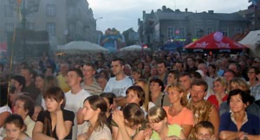 Gwiazdy polskiej sceny muzycznej na Rynku w Kartuzach. V Biesiada Kaszubska - Dni Powiatu Kartuskiego