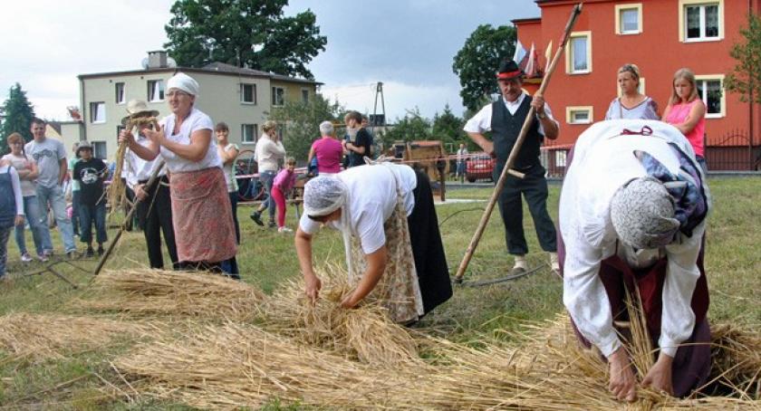 Żniwne tradycje i rywalizacje sołectw podczas parafialnych dożynek w Mściszewicach