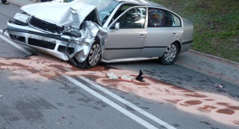 Chmielno. Skodą uderzył w mur - cztery osoby ranne