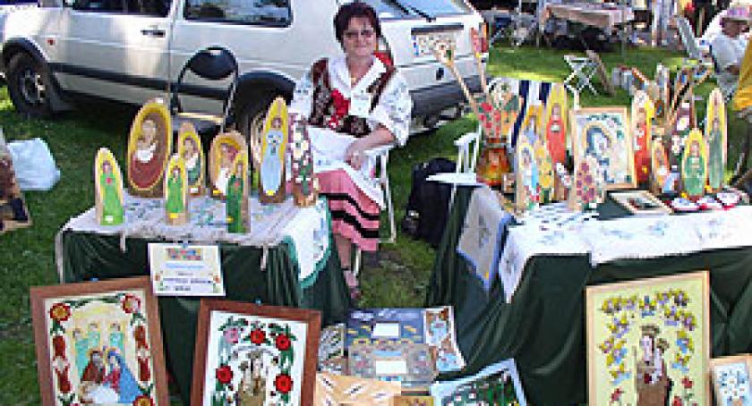 Przy biesiadnym stole z muzyką i tańcami. XVII Jarmark Kaszubski w Kartuzach