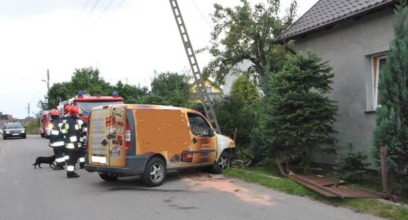 Brodnica Górna. Skasował pojazdem płot i wjechał w słup energetyczny