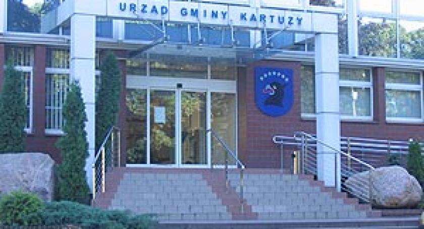 Stypendia, wyprawki i pomoc dla osób niepełnosprawnych. Mieszkańcy gminy Kartuzy mogą składać wnioski