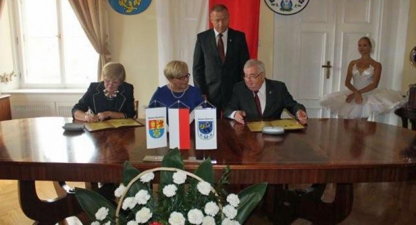 Herb Żukowa zawisł na ścianie partnerstwa w świdnickim urzędzie