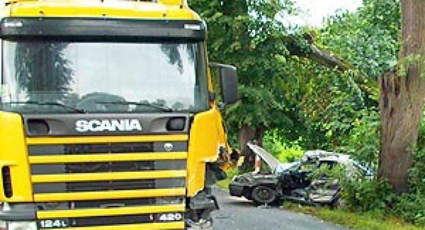 Smętowo. Nissan zderzył się z ciężarówką. Osiemnastoletni kierowca nie zapanował nad pojazdem