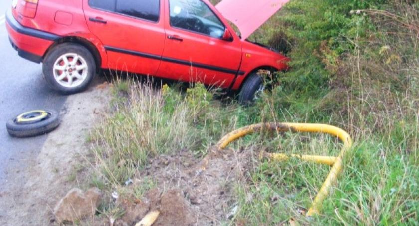 Mrozy. VW Golf wpadł do rowu, taranując barierkę