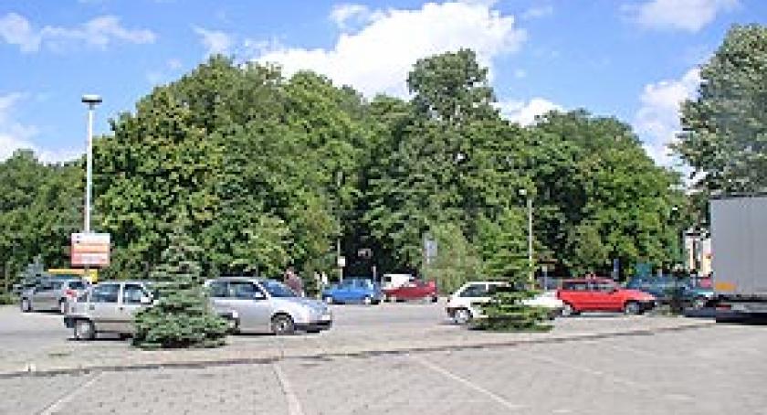 Parkowanie na chodniku będzie kosztować kierowców nawet kilka stów? MSWiA przygotowuje projekt zmian kodeksu drogowego
